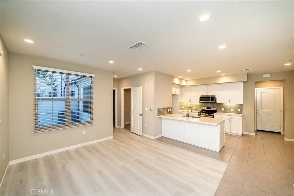 4 bed, 1526 sqft, $4,980 — Photo 2