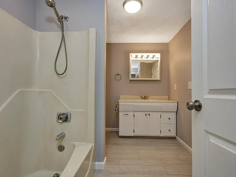 Full bath on 2nd floor