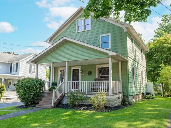 37 Summit St, Le Roy, NY 14482