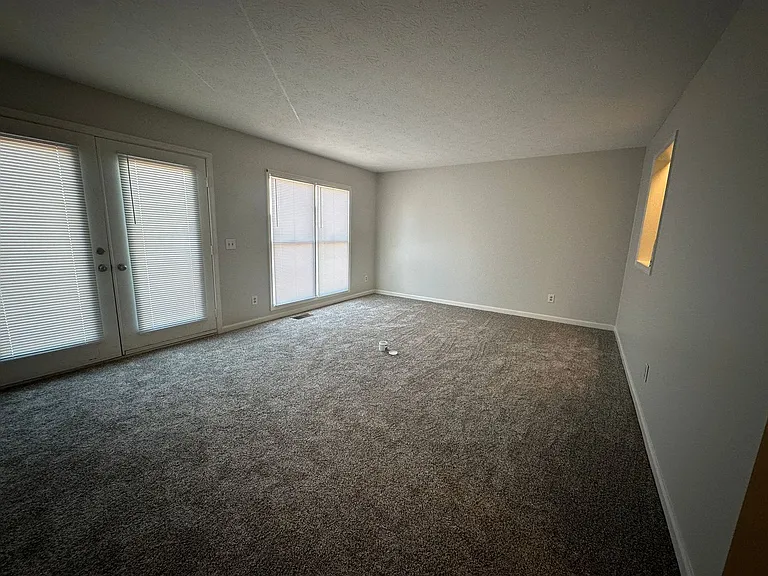 1047 Blue Ridge Dr — Photo 3