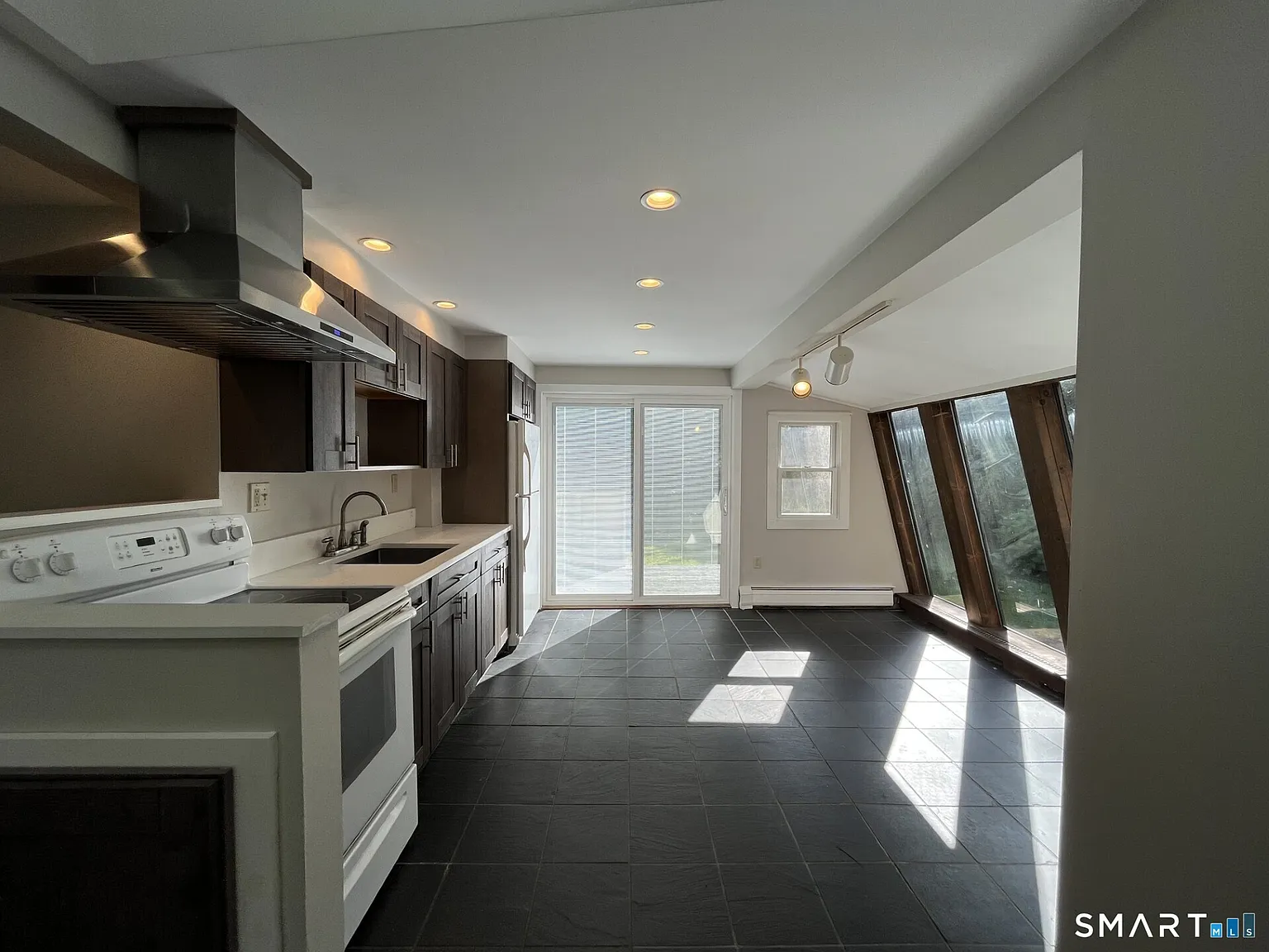 2 bed, 1.0 bath, 700 sqft, $2,200 — Photo 2