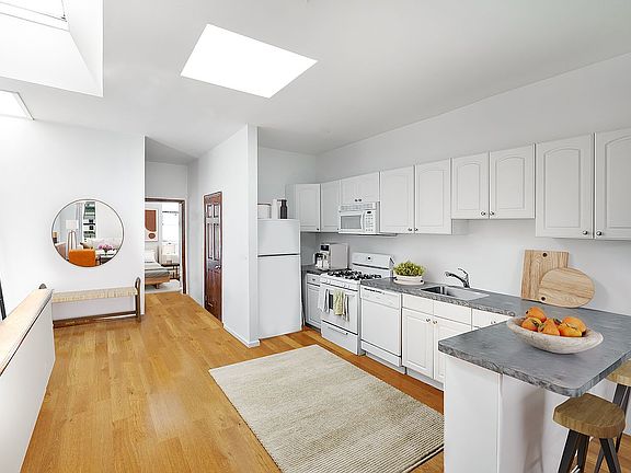3rd image of 118 W 136th St