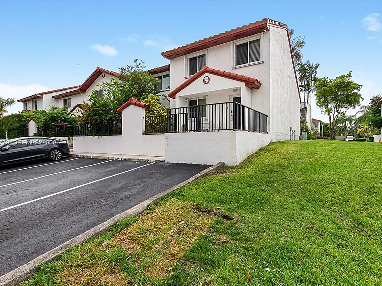8411 SW 208th Ter — Photo 3