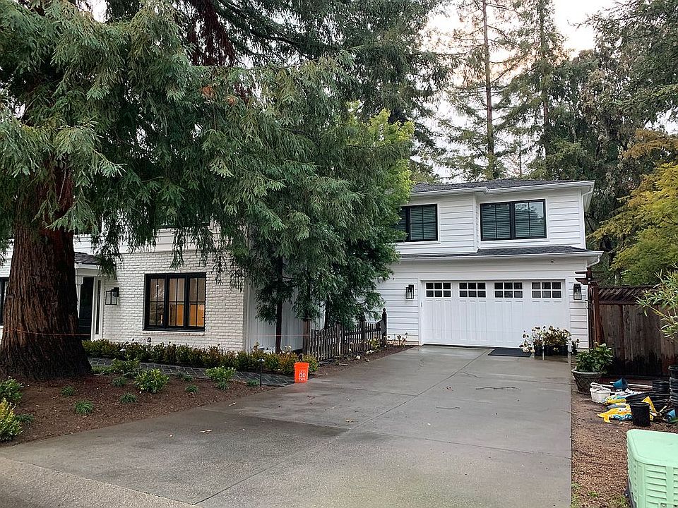 2nd image of 2 Middlebury Ln