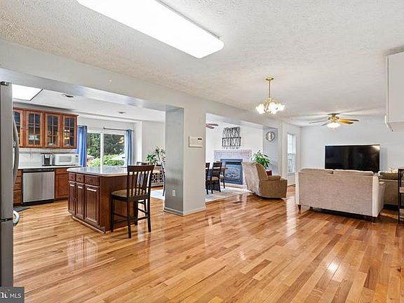 Kitchen-Family room-Fireplace