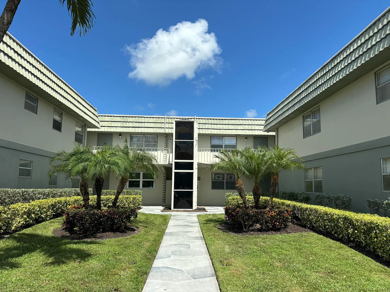 1 bed, 1.5 bath, 720 sqft, $1,600 — Photo 1