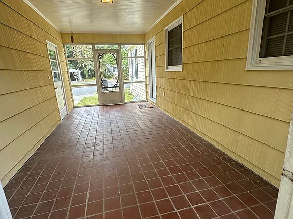 4th image of 925 Riverside Dr