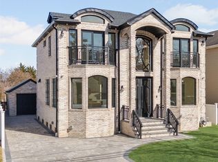 48 Moore St, New Hyde Park, NY 11040