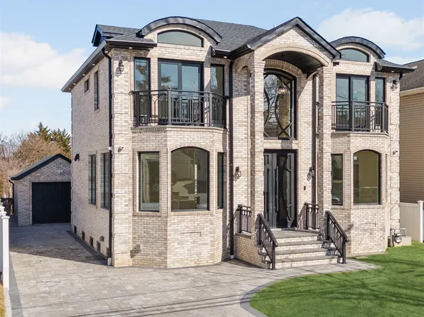 48 Moore Street, New Hyde Park, NY 11040