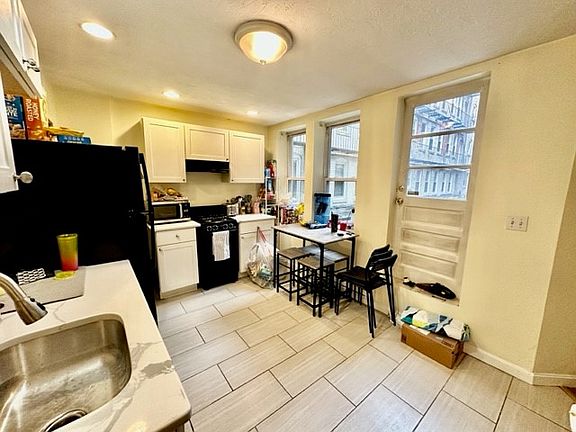 2nd image of 212 Hanover St #2