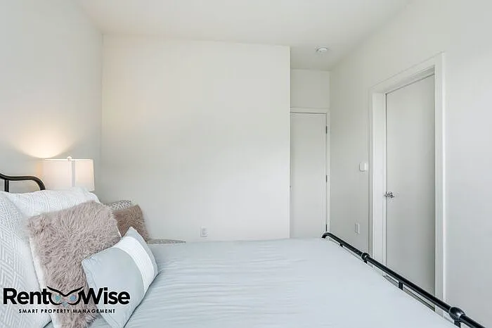 594 Hudson Ave — Photo 25