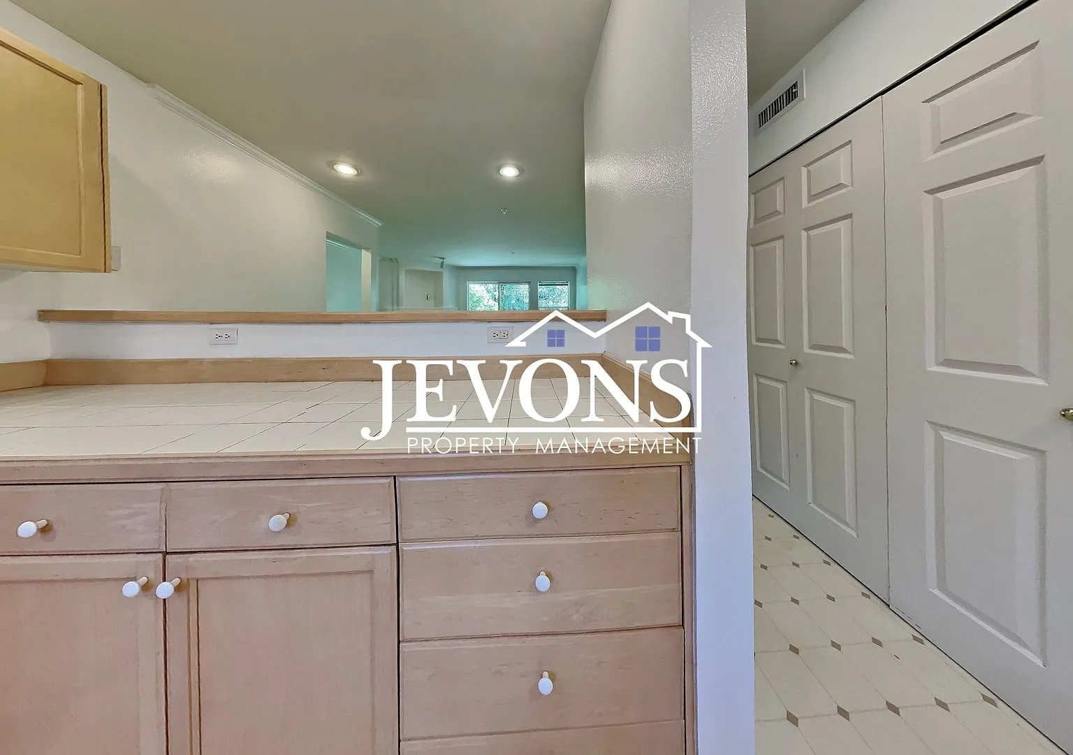 Condo with Swimming Pool and Private Enclosed 1-Car Garage in Klahanie Neighborhood — Photo 3