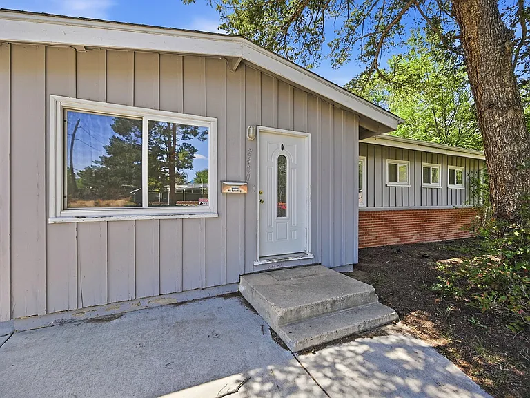 2400 Valley View Dr — Photo 1