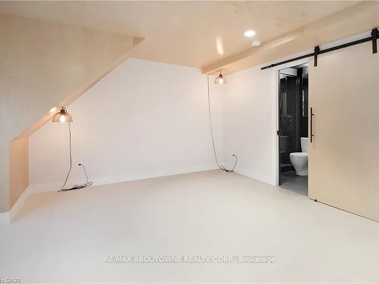 676 Richmond St W #105 — Photo 9