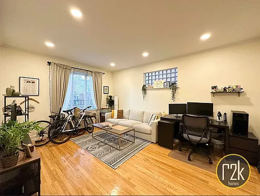 Rented by Realty 2000 Corp | media 1