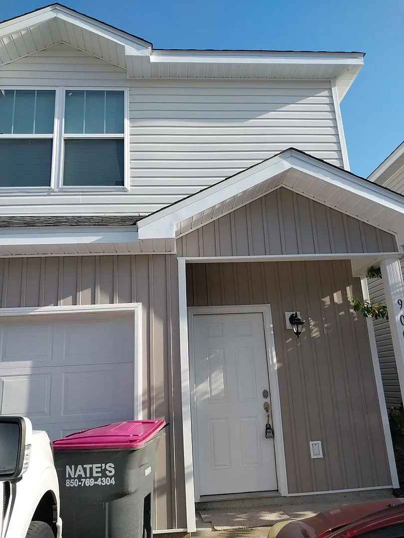 Gorgeous 3 Bedroom 2.5 Bath Townhome — Photo 3