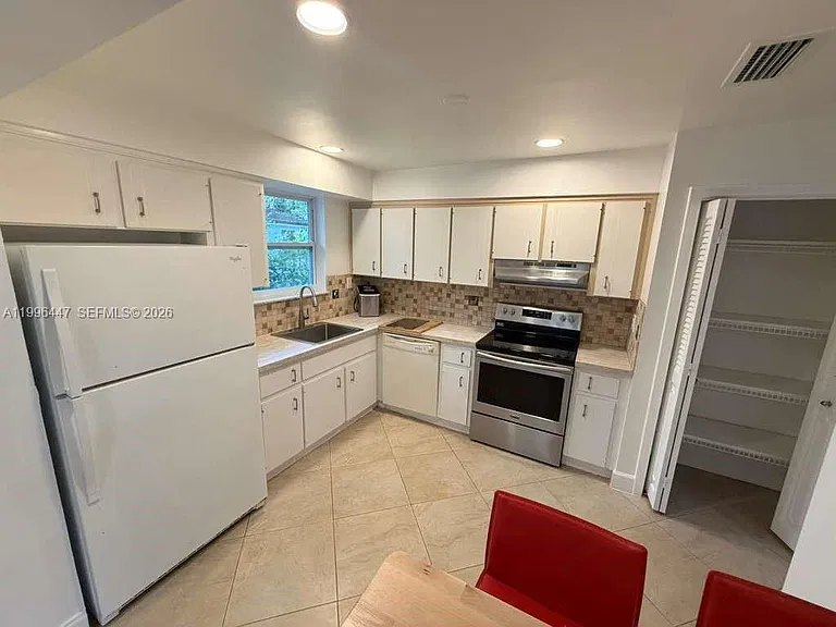 325 NE 131st St — Photo 20