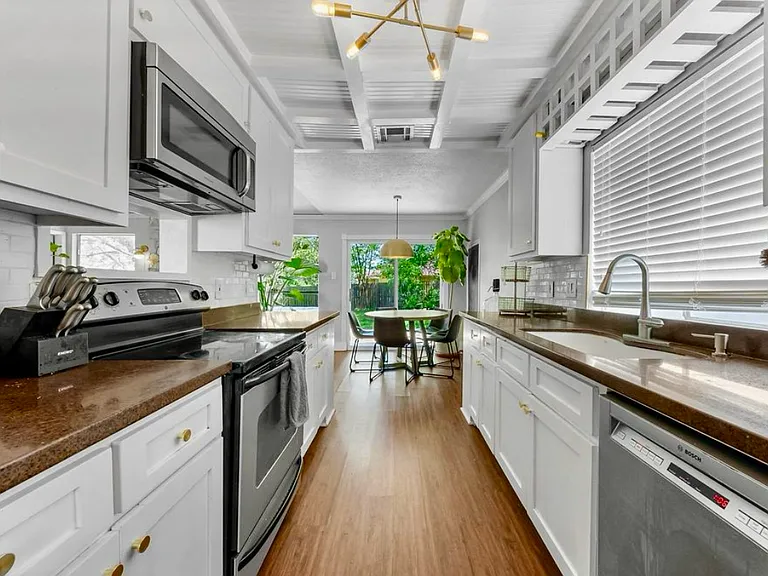 Darnell Dr — Photo 3