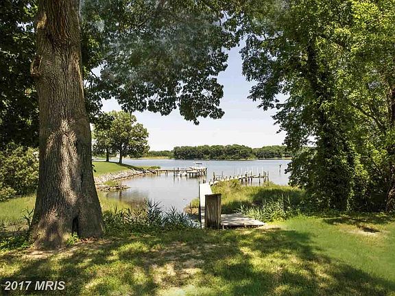 Just Steps to the Shoreline/ Gorgeous Water Views!