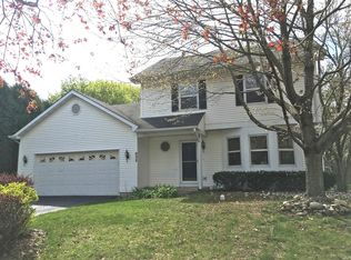 832 Pin Oak Cir, Cary, IL 60013