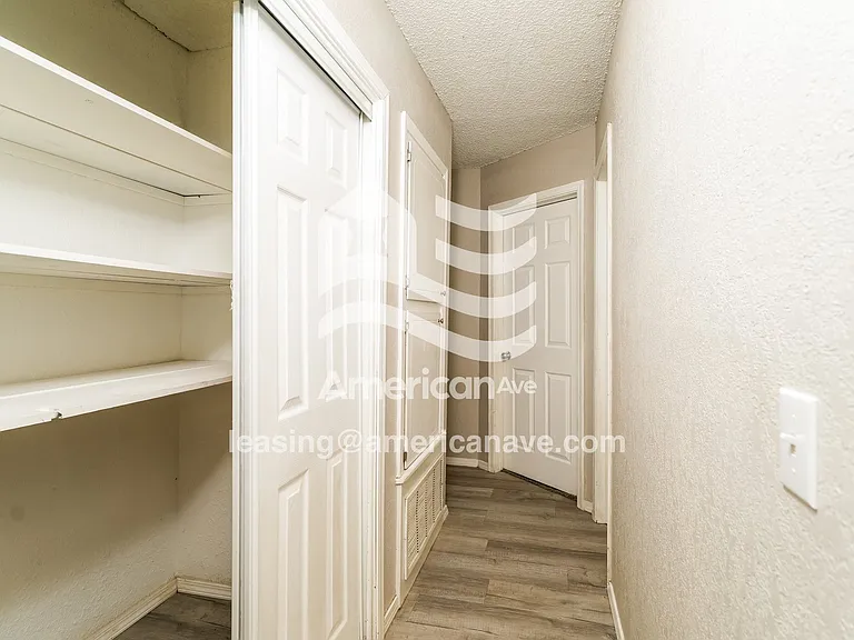 1610465_015_hallway_14.jpg