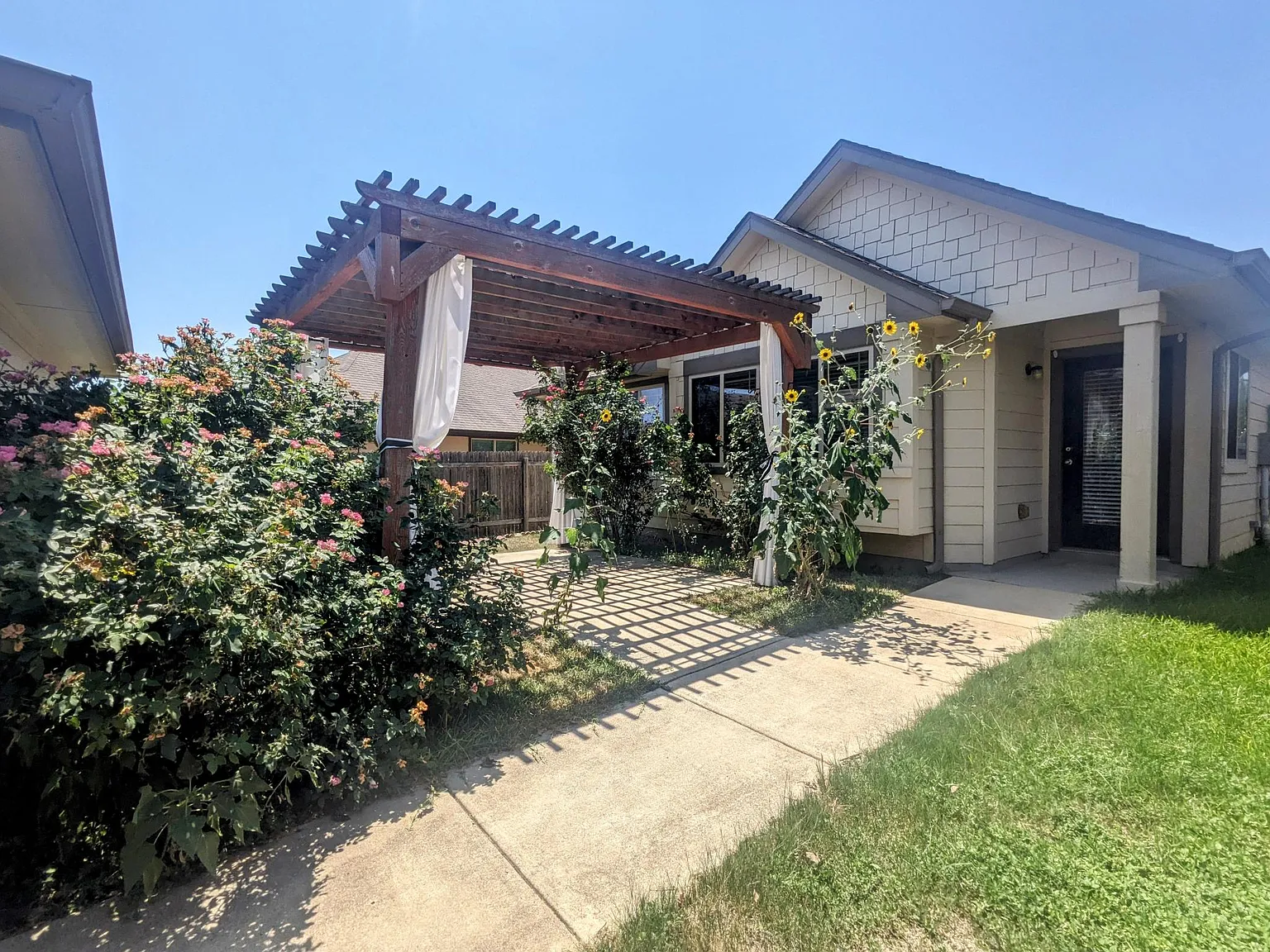 2 bed, 1098 sqft, $1,695 — Photo 4