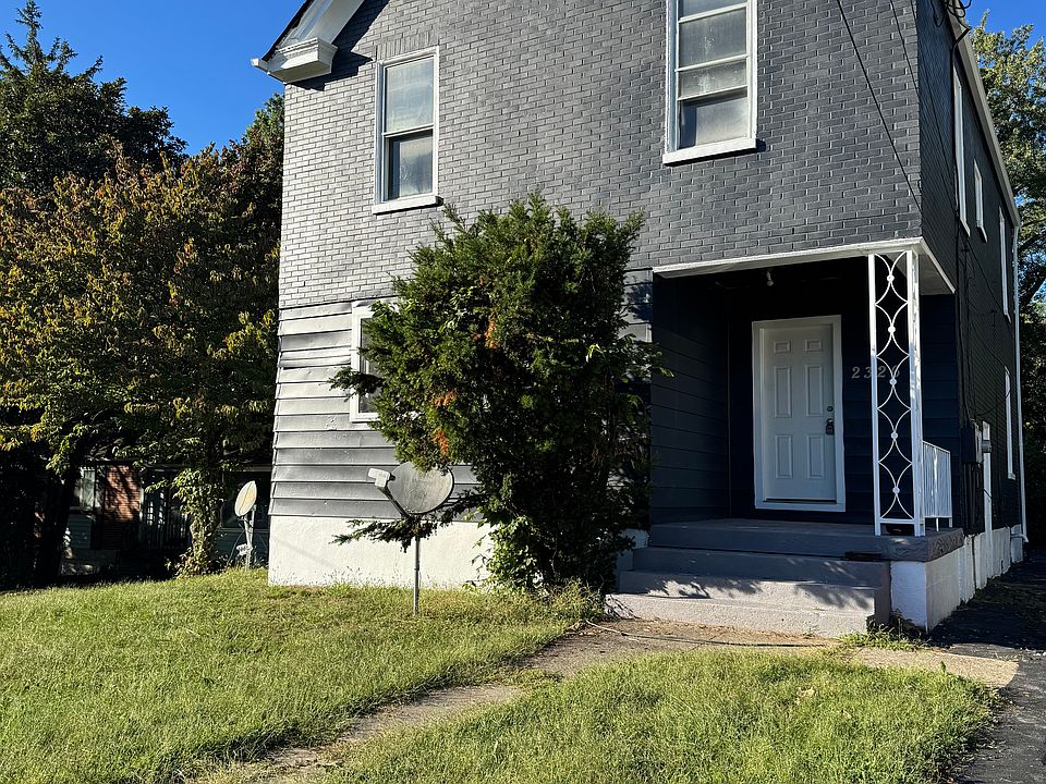 Newly renovated duplex on a cul-de-sac. 4 bedroom 1 bath and a 1 bedroom with an office. Large backyard, off street parking available.