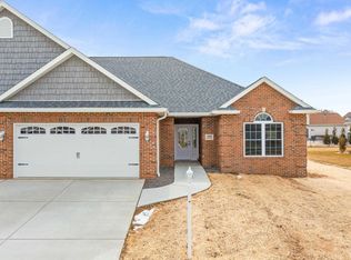 1604 Remington Rd, Pekin, IL 61554