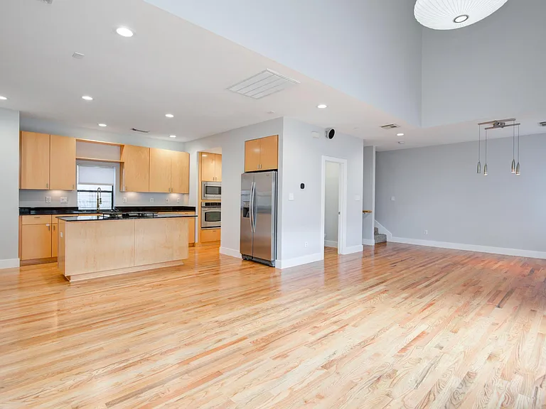 4202 Spencer St — Photo 11