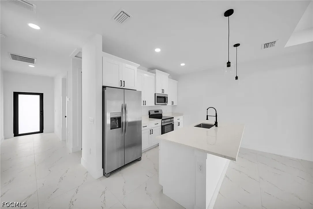 3 bed, 2.0 bath, 1200 sqft, $1,800 — Photo 1