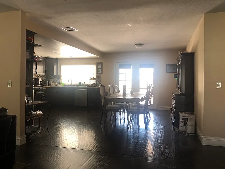 Full Size Dinning Area