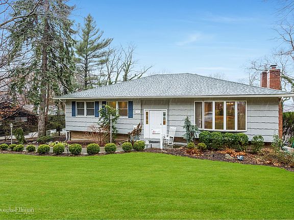 2nd image of 120 Mimosa Dr