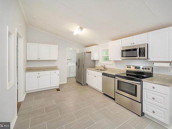 Bright and spacious kitchen