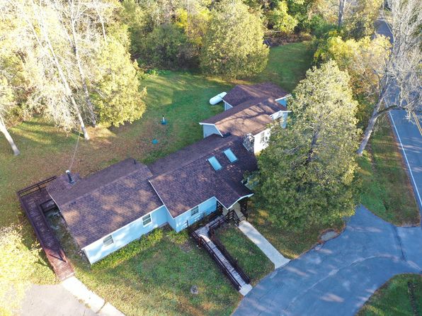 665 Point Rd, Willsboro, NY 12996