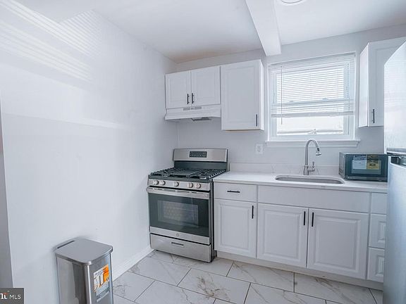 5th image of 32 Varnum St NE