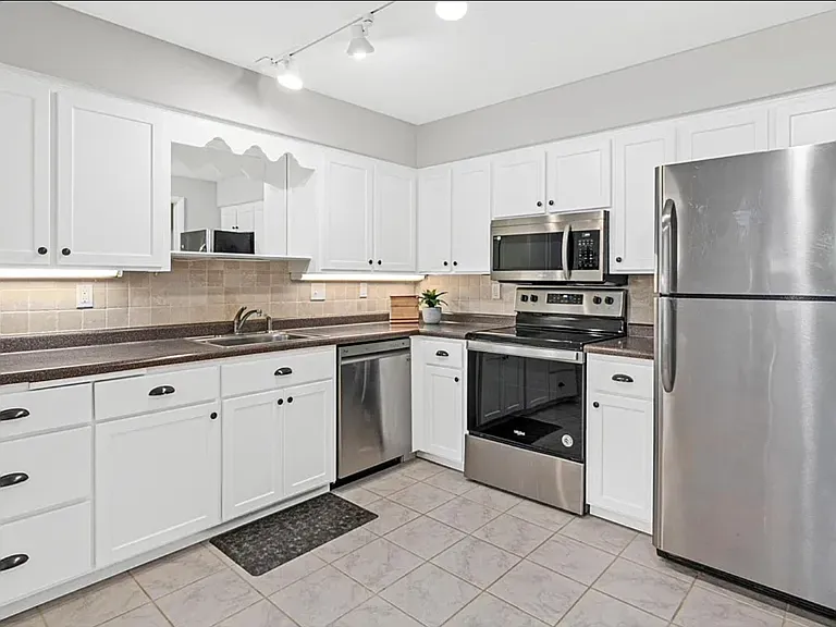 2200 Nevada Ave S #106 — Photo 4