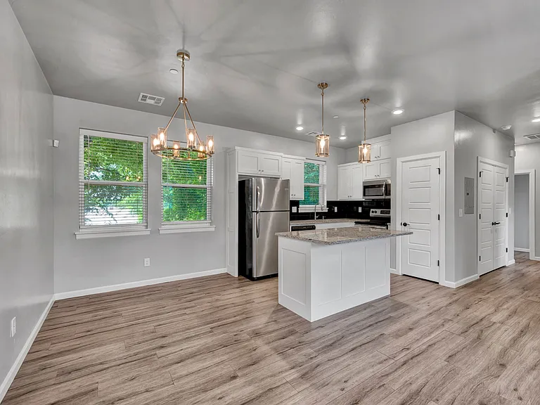 1138 N Blackwelder Ave — Photo 7