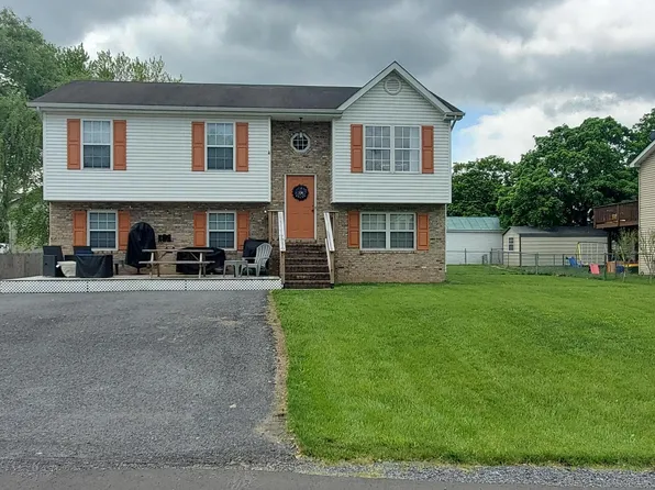 32 Hillview Dr, Maurertown, VA 22644