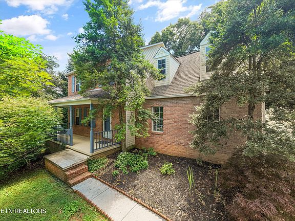 2nd image of 2300 Woods End Ln