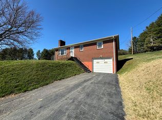1034 W Stuart Dr, Galax, VA 24333