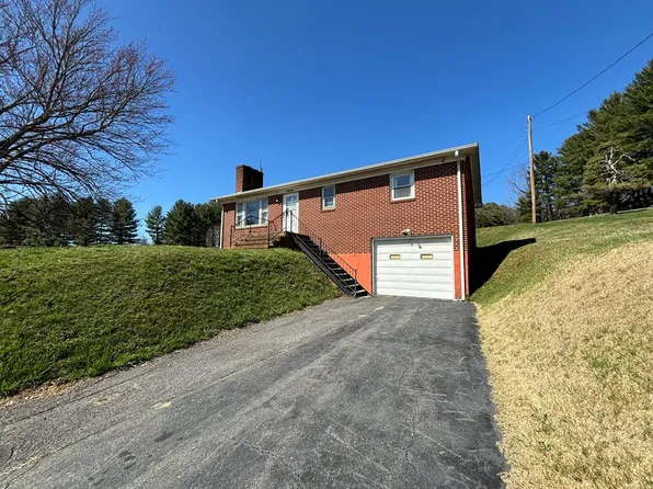 1034 W Stuart Dr, Galax, VA 24333