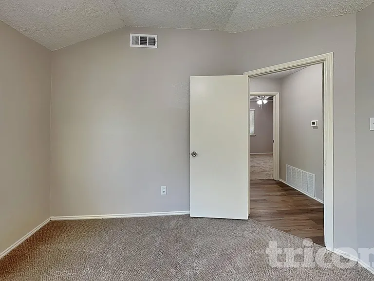 10008 Buffalo Grove Rd — Photo 9