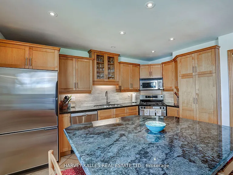 18 La Rose Ave #Townhouse 16 — Photo 14