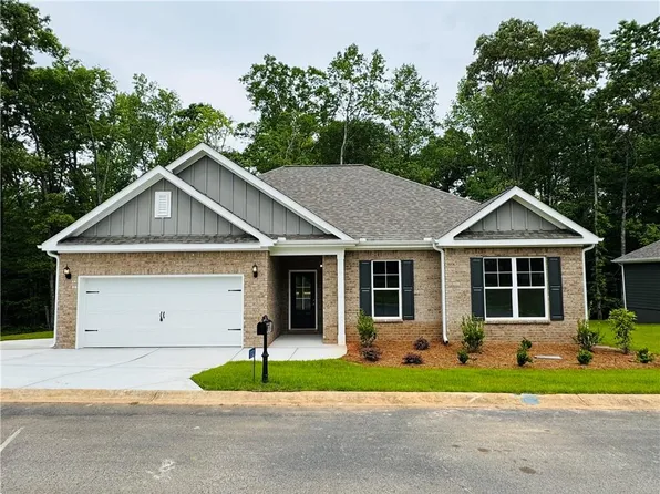 132 Golden Oaks Dr, Hartwell, GA 30643