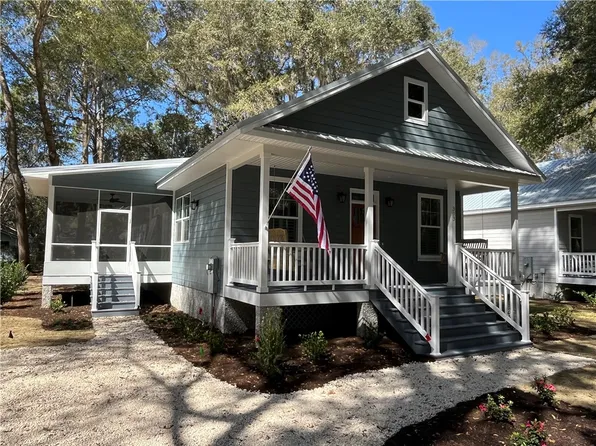 303 3rd St E, Darien, GA 31305