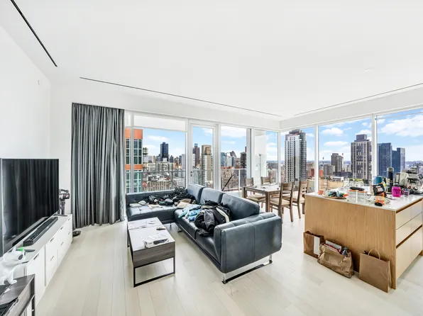 200 East 59th Street image 1 of 13