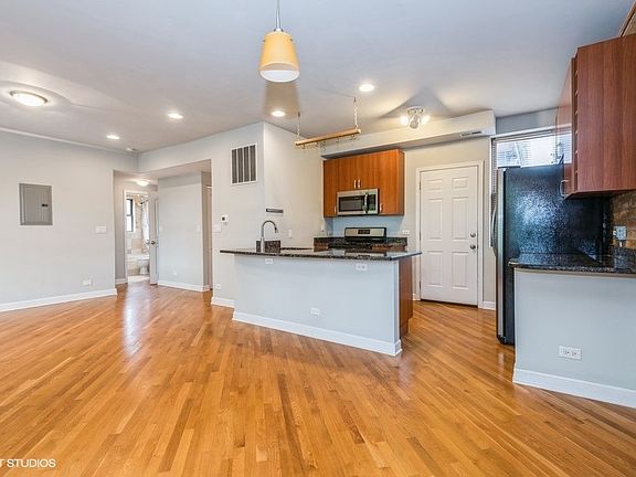 3rd image of 1652 W Farwell Ave APT 3L
