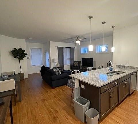 3rd image of 206 W 14th St