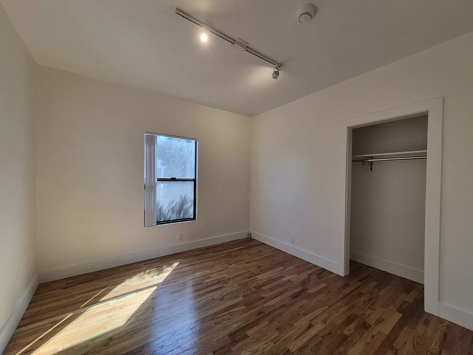 3 bed, 888 sqft, $2,700 — Photo 4