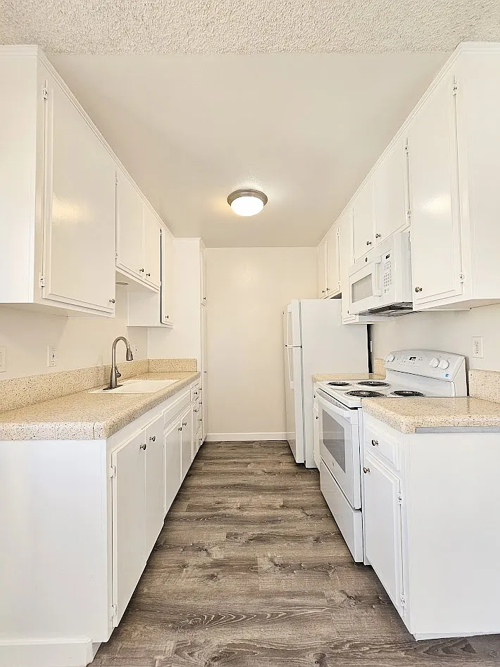 2 bed, 858 sqft, $2,395 — Photo 3